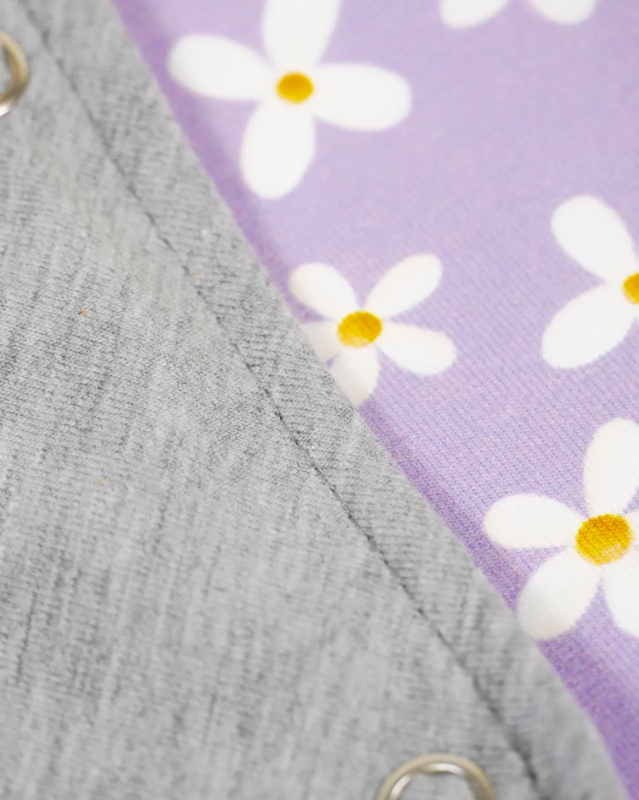 Jersey-Halstuch mit Nässesperre "Lila Gänseblümchen"